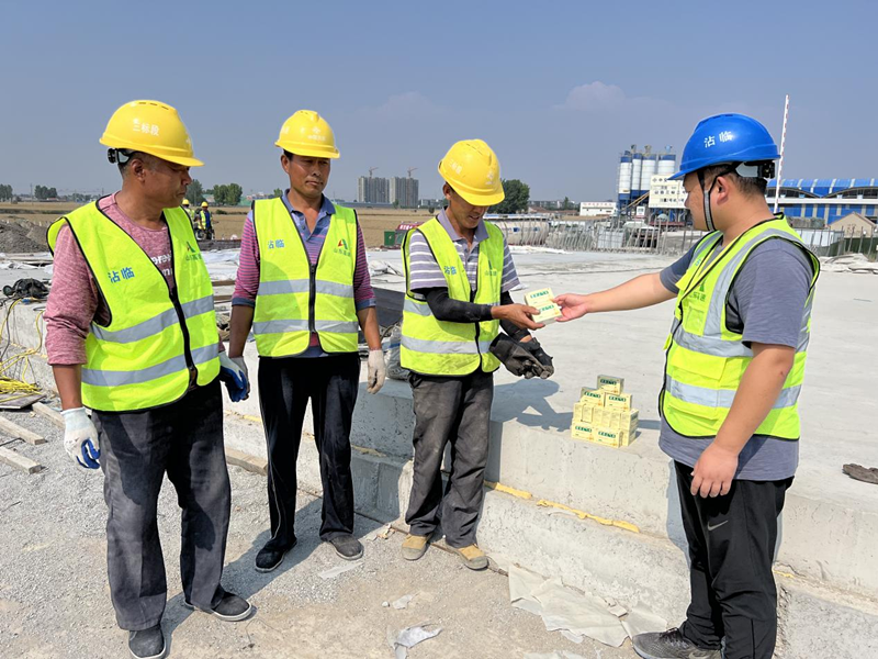 第六區(qū)域項目部為一線員工送清涼