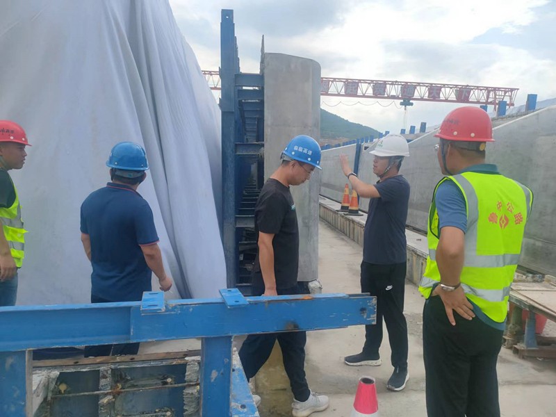 中莊綜合場(chǎng)站進(jìn)行梁板檢查_副本