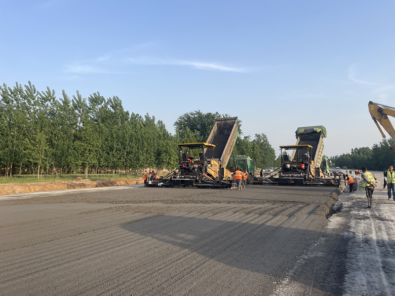 郯城G205項(xiàng)目主線水穩(wěn)攤鋪全部完成