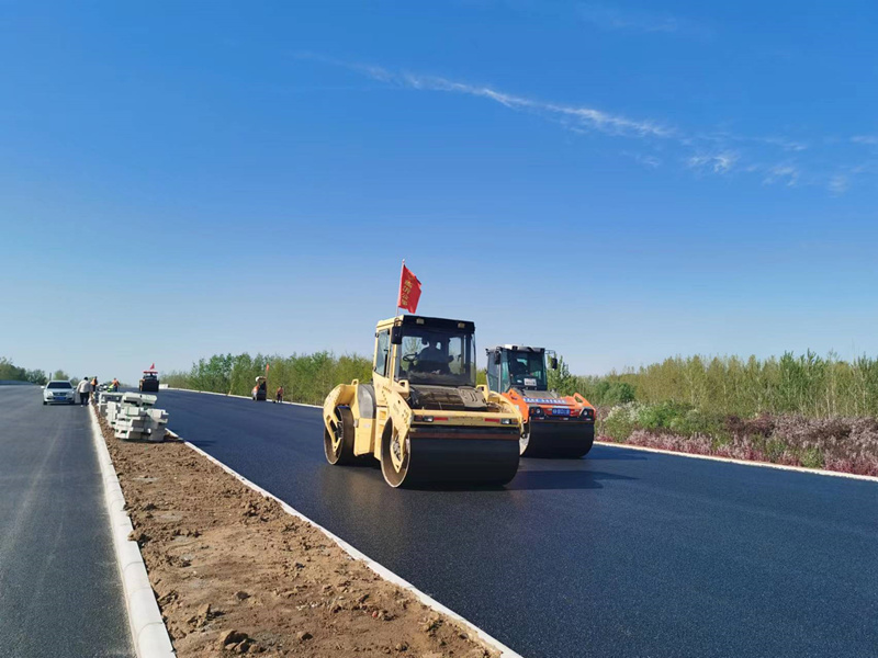 機(jī)械化施工公司圓滿(mǎn)完成郯城205項(xiàng)目瀝青攤鋪施工