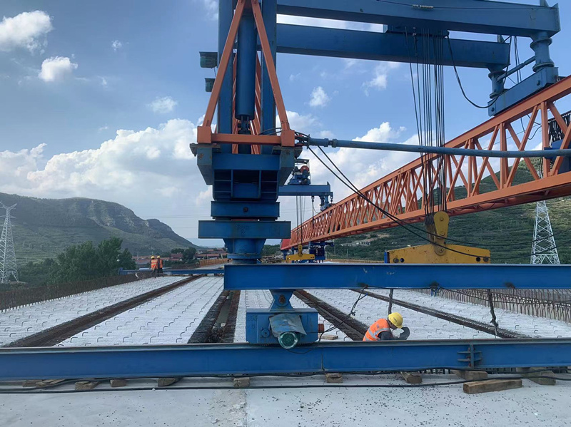 臨臨高速六標(biāo)北安樂(lè)村大橋順利架設(shè)完畢