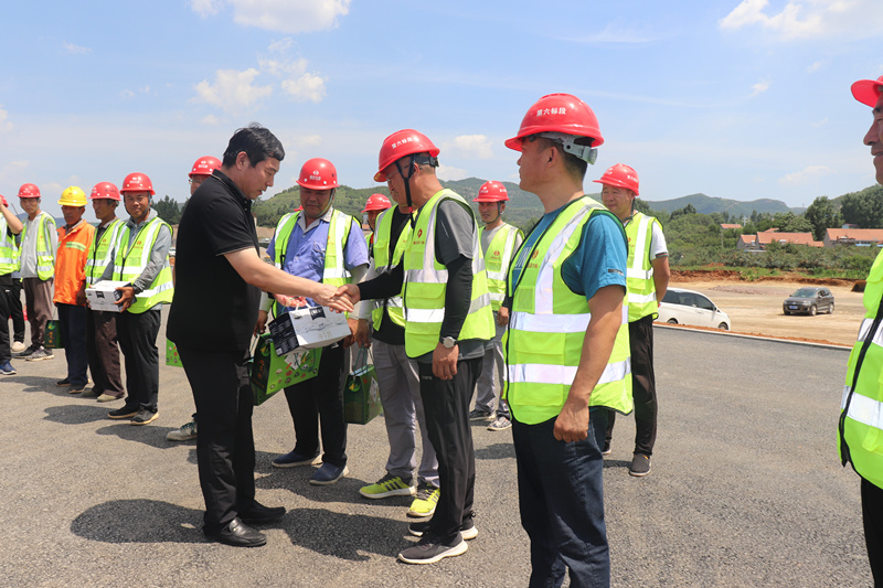 濃情端午，夏送清涼——沂源縣交通運(yùn)輸局長(zhǎng)田立勇一行蒞臨臨臨高速六標(biāo)慰問(wèn)工程一線(xiàn)施工人員