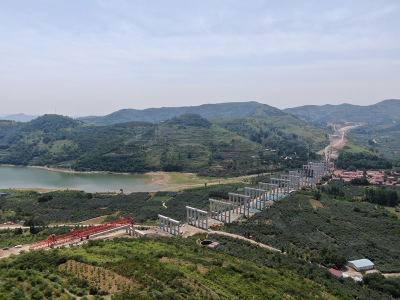 臨臨高速項(xiàng)目翟家莊大橋首片T梁順利架設(shè)