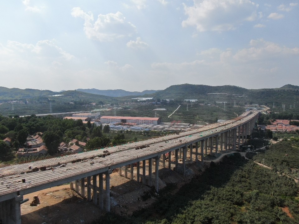 臨臨高速六標(biāo)苗莊特大橋圓滿(mǎn)完成全部T梁架設(shè)