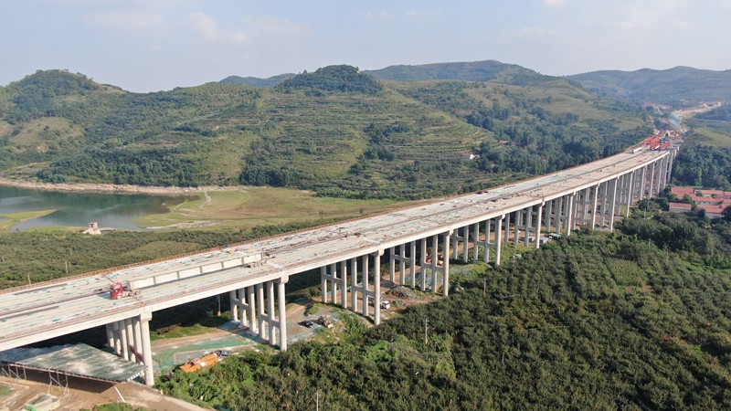 臨臨高速項目翟家莊大橋T梁順利架設(shè)完畢