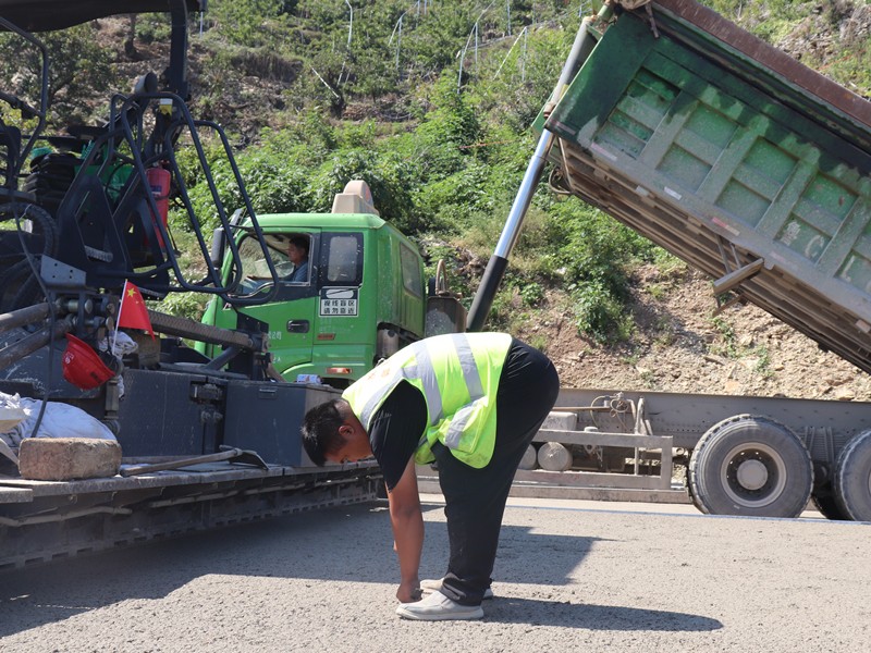 3、基層施工員于景民隨時(shí)測(cè)量水泥穩(wěn)定碎石層松鋪厚度_副本