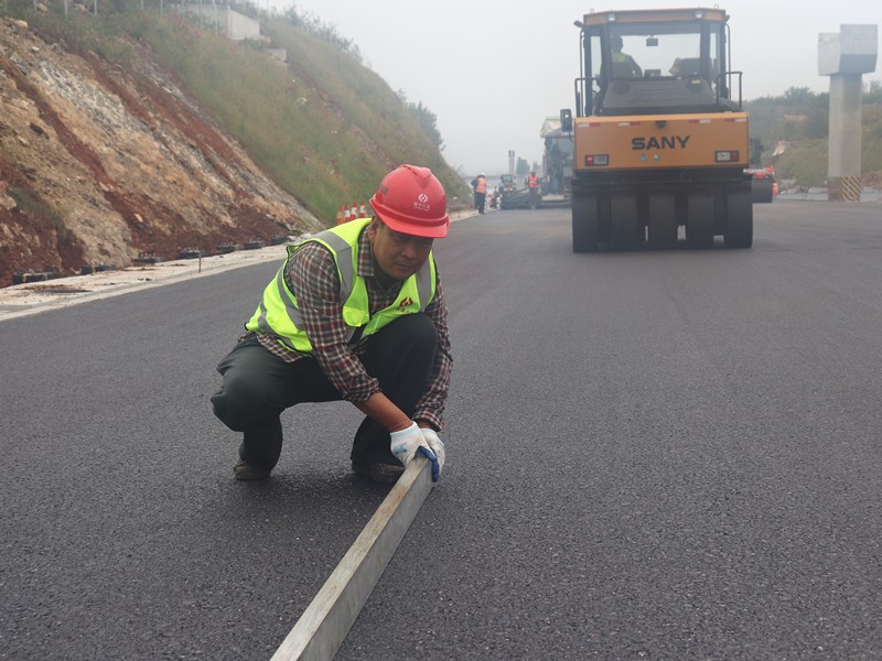6、油層施工員焦延峰隨時(shí)檢查、處理壓實(shí)平整度_副本