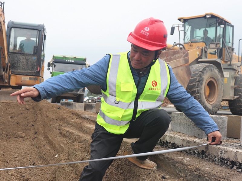 7、路面分部副經(jīng)理馮世棟正在指揮清理中分帶雜物及復(fù)核寬度_副本