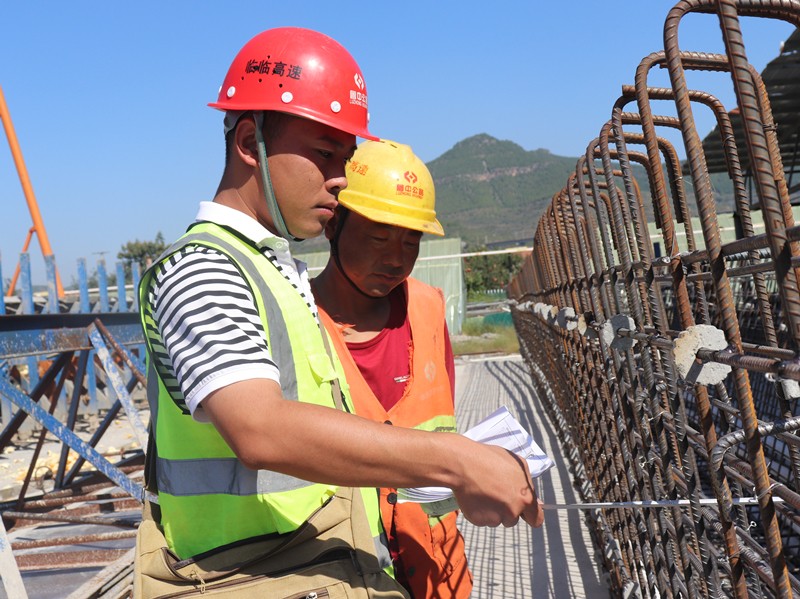 3、技術(shù)員孫鳳斌在中莊梁場(chǎng)與工人做技術(shù)檢查、交底_副本