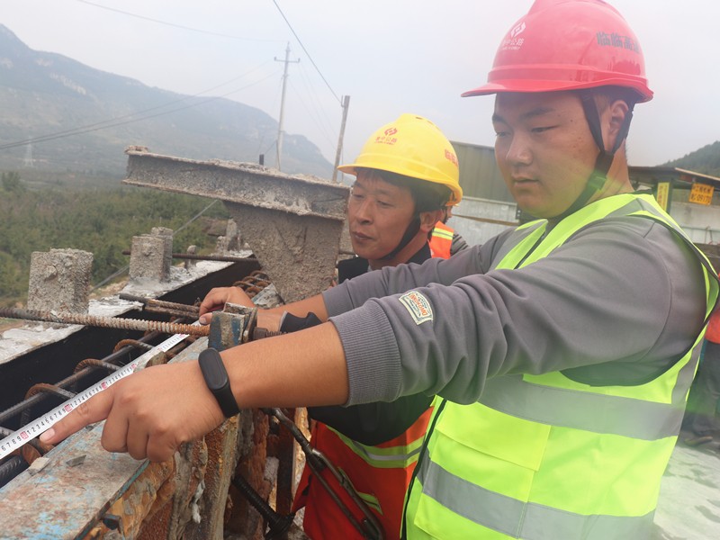 4、施工員程化強(qiáng)在瓦日鐵路公鐵立橋檢測(cè)護(hù)欄鋼筋間距、模板安裝_副本