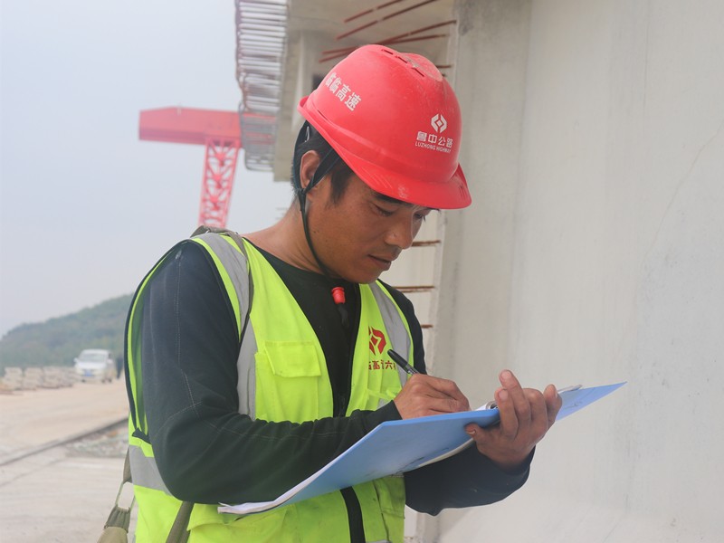 6、施工員徐永文在北安樂梁場(chǎng)檢查成品梁質(zhì)量_副本