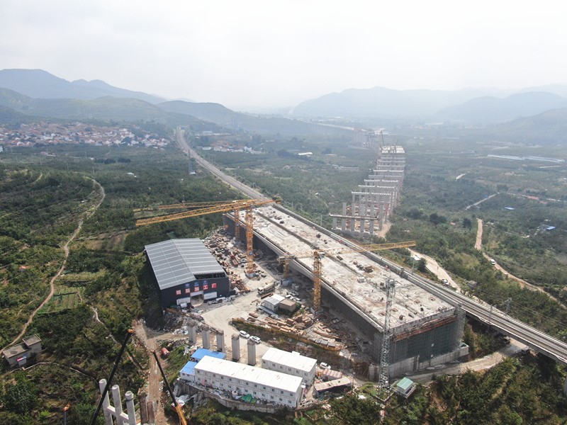 6、瓦日轉(zhuǎn)體橋?yàn)?0月華麗轉(zhuǎn)體做沖刺準(zhǔn)備_副本