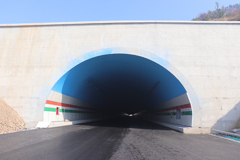 洞內(nèi)可見“藍天”——記虎山隧道洞內(nèi)裝飾