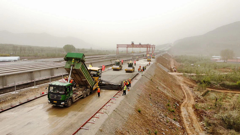 4-2、4月11日2023年水穩(wěn)底基層復(fù)工試驗路施工