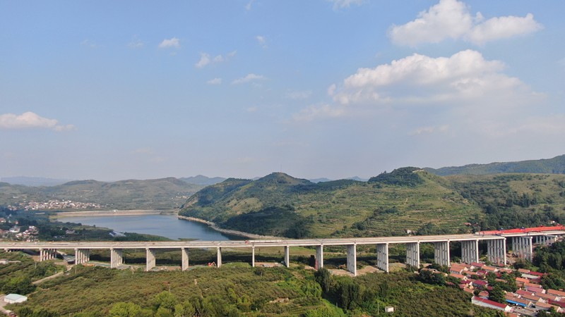 9-1、9月7日臨臨高速項目翟家莊大橋T梁順利架設(shè)完畢_副本