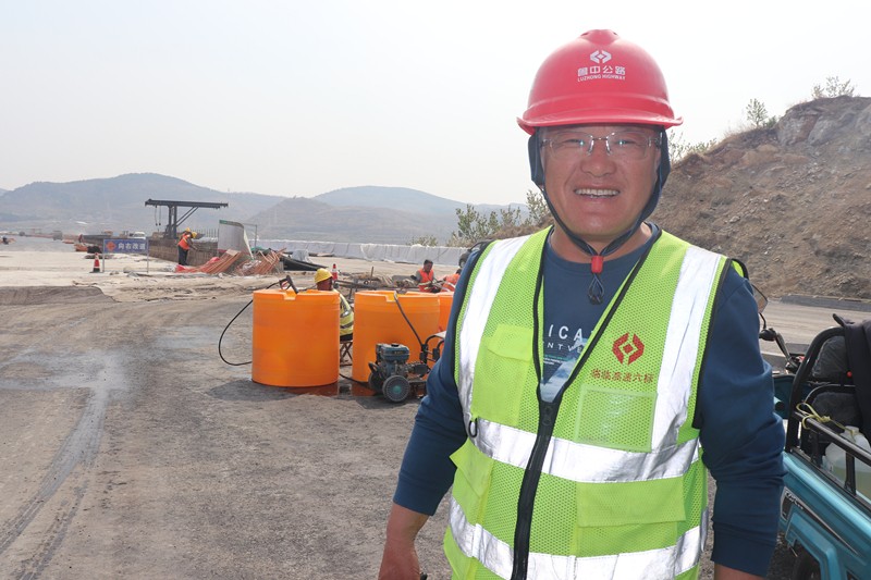 路面防污染專員國星值守上路口_副本