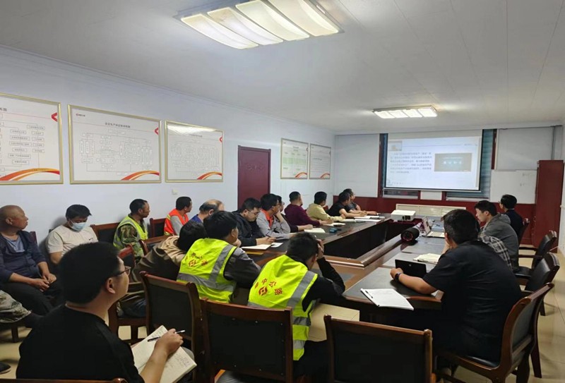 路源新材料參加規(guī)范晨會制度學(xué)習(xí)