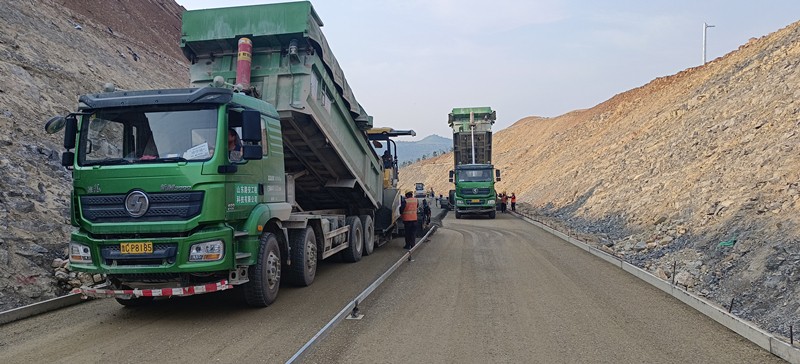 機械化施工公司再傳捷報——臨臨六標所有水穩(wěn)施工全部完成