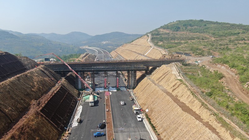 臨臨高速六標(biāo)K116+300.463天橋現(xiàn)澆箱梁開始澆筑