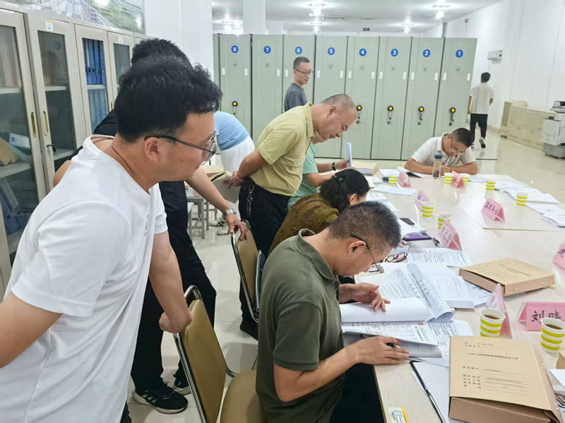 驗(yàn)收組對(duì)檔案進(jìn)行查閱_副本