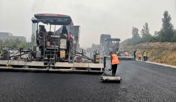 青蘭高速項(xiàng)目瀝青混凝土中面層開工