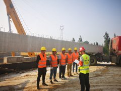 新寧項目部完成首片空心板架設