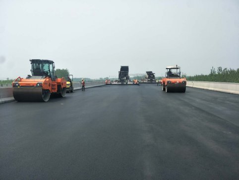 第二工程公司G2項(xiàng)目橋面鋪裝升級——篙旺溝大橋鋪設(shè)瀝青砂