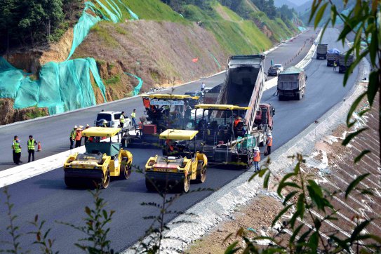 江西項目AC-20C下面層高模量瀝青混凝土試驗路順利鋪筑