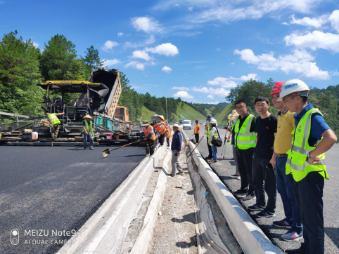 江西項目瀝青上面層試驗路順利施工