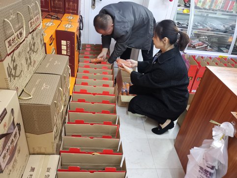 說“愛”不含糊  情“暖”雙十一 ——公司為第四工程公司員工及民工兄弟送去家鄉(xiāng)特產(chǎn)