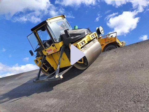 瀝青攤鋪，從國外引進(jìn)的技術(shù)，國內(nèi)最高汽車高速曲面跑道