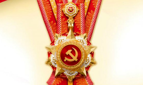 黨旗在一線飄揚(yáng)，黨徽依然閃耀