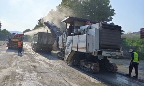 【抓作風(fēng) 創(chuàng)效益】新工藝、新起點(diǎn)——瓏山路西段罩面順利完工