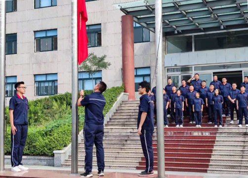 【抓作風(fēng) 創(chuàng)效益】第三工程公司舉行紀(jì)念中國人民抗日戰(zhàn)爭(zhēng)暨世界反法西斯戰(zhàn)爭(zhēng)勝利76周年升國旗儀式